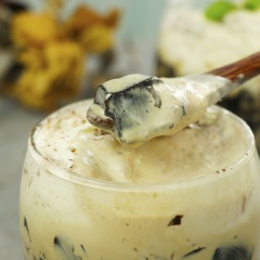 Cho thạch vào ly, rót hỗn hợp sữa vào, sau đó xịt kem tươi lên mặt, rắc một ít bột cacao, lá húng quế lên trên cùng và thưởng ngay thạch dẻo dẻo, thơm phức mùi cà phê kết hợp cùng với sữa tươi béo béo, thơm thơm. Nếu thích uống lạnh thì bạn cho thêm đá vào nha. Đây chính là món thức uống lý tưởng cho bạn trong mùa hè này đấy!