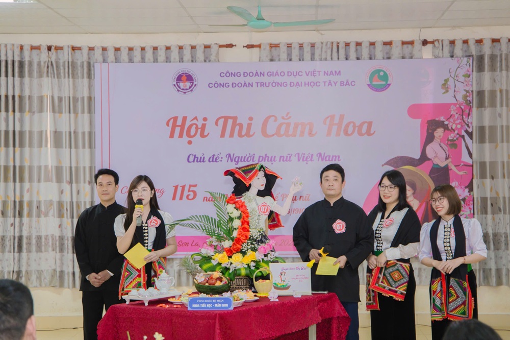 Công đoàn Trường đại Học Tây Bắc tổ chức hội thi cắm hoa chào mừng ngày Quốc tế phụ nữ 8/3