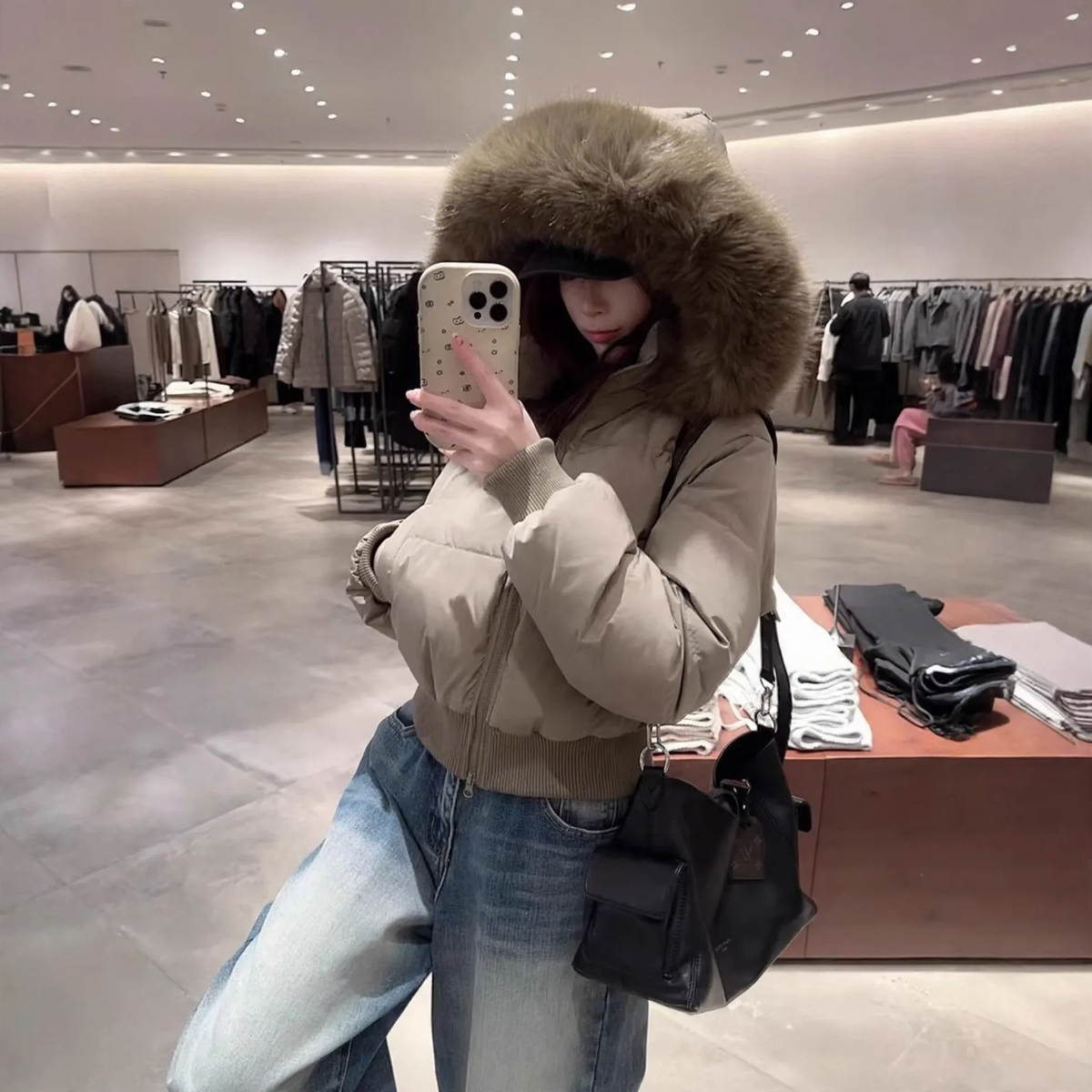 Short down jacket for women with faux fur collar
