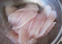 Rửa sạch cá lóc, lọc bỏ da và xương rồi cắt thành từng miếng nhỏ.