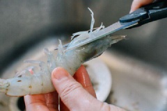 Tôm mua về bạn cắt bỏ râu và rút bỏ phần chỉ đen trên lưng tôm, sau đó rửa lại cho sạch. Ướp tôm cùng chút muối và rượu nấu ăn trong 15 phút cho ngấm gia vị. Củ sen gọt vỏ, cắt miếng vừa, ngâm nước muối loãng cho khỏi thâm. Bông cải rửa sạch, tách nhỏ. Cần tây bỏ lá, rửa sạch, cắt khúc nhỏ khoảng 2cm. Tỏi bóc vỏ, cắt lát mỏng.