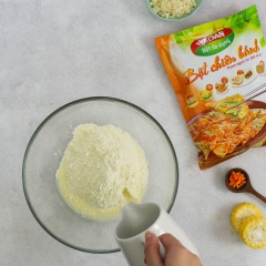 Pha 200gr bột chiên bánh Vedan với 260gr nước rồi trộn đều. Băm nhỏ bắp cải trắng, cà rốt cắt hạt lựu nhỏ, hành lá băm nhỏ. Cho bạch tuộc, bắp cải trắng, hành lá và gừng ngâm chua vào tô bột rồi trộn đều.