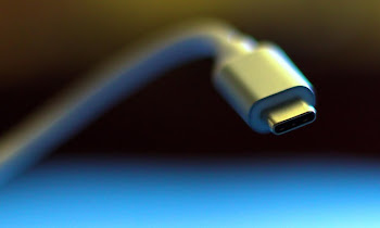 Tes Ekstrem: Mencolok Flashdisk ke Kepala Charger HP, Inilah Risiko dan Faktanya