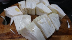 Mít non mua loại sống về rửa sạch cắt miếng vừa ăn. Ba rô rửa sạch cắt mỏng. Cho mít lên chảo ít dầu chiên áp chảo rồi cho lên 2 muỗng cà phê đường cho hơi cháy sang màu để món mít có màu đẹp.