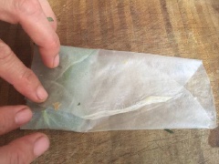 Trải bánh tráng, gấp một góc bánh để khi chiên nem không bị cháy 2 đầu. Cho lá lốt lên trên và trải nhân. Gấp 2 mép vào trước rồi cuốn chặt tay vì cuốn lỏng sẽ không giòn và uống nhiều dầu.
