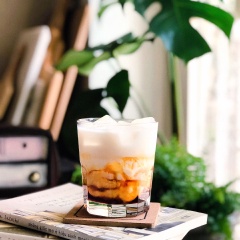 Phần kem trứng tan ngay đầu lưỡi, béo ngậy. Lớp caramel đắng đắng thơm thơm nữa chứ. Mùi vị thì không khác mấy với món bánh Flan hấp dẫn kia nhưng cách làm lại siêu đơn giản. Không cần phải chờ lâu là đã được thưởng thức rồi nè. Chúc các bạn thành công nha!