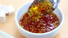 Làm nước sốt chua ngọt: Bắc chảo lên bếp, cho vào 50gr đường, 50ml nước mắm và 50ml nước cốt tắc. Khuấy đều, nấu nước sốt đến khi sôi rồi tắt bếp, để nguội. Khi nước sốt nguội, bắt đầu sệt lại thì cho vào 10gr ớt băm và 10gr tỏi phi. Trộn đều ta được phần nước sốt chua ngọt hấp dẫn bắt mắt.
