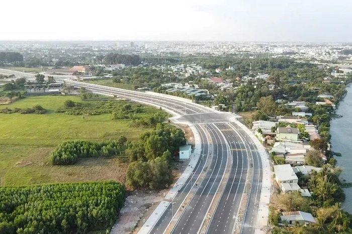 Ngày đầu thông xe, tài xế lúng túng khi chọn cao tốc Biên Hòa - Vũng Tàu - Báo Tiền Phong