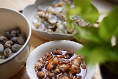 Trụng sơ sò với nước sôi khoản 30 giây. Vớt sò để ráo rồi tách lấy sò và nước sò cho vào tô. Cho nước sò, 1 phần thị xào vào cháo trộn đều.