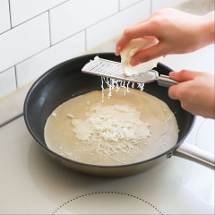 Đun nóng 1/2 muỗng canh bơ trong chảo chống dính có đáy phẳng, đường kính 20-25cm. Đổ hỗn hợp bột kiều mạch đã ủ lạnh vào chảo, dàn mỏng đều. Bánh chín thì bào phô mai lên trên bánh.