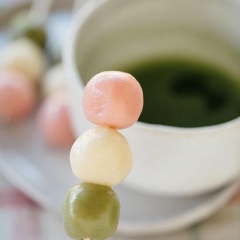 Cho dango ra dĩa và thưởng thức cùng trà matcha. Món bánh nếp dango 3 màu vừa đẹp mắt lại mềm mềm, dai ngon ăn vào mùa Trung Thu rất tuyệt đấy. Hãy thử làm ngay cho cả nhà trong dịp tết Trung Thu sắp đến nhé.