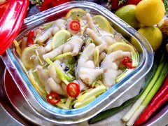 Chân gà ngâm chanh sả thơm lừng, chua chua, ngọt ngọt cùng lớp chân gà giòn giòn, sựt sựt khó lòng cưỡng lại đâu đấy. Cuối tuần rảnh rỗi hãy chuẩn bị ngay một hũ để dùng dần nha.