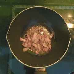 Bacon bạn cắt nhỏ và áp chảo cho đến khi vàng và chảy bớt phần mỡ. Bắp luộc chín. Cà chua bi cắt làm đôi
