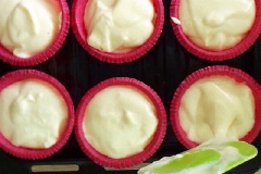 Đổ hỗn hợp bánh vào khuôn bánh. Cho bánh vào lò, nướng khoảng 20 phút ở nhiệt độ 180 độ C.