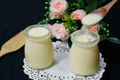 Sau 1.5 tiếng sữa sẽ đặc dần, lấy ra để cho nguội rồi rót sữa vào hũ sạch, đậy nắp và đem cất ngăn mát tủ lạnh bảo quản, dùng trong khoảng 1 tháng.