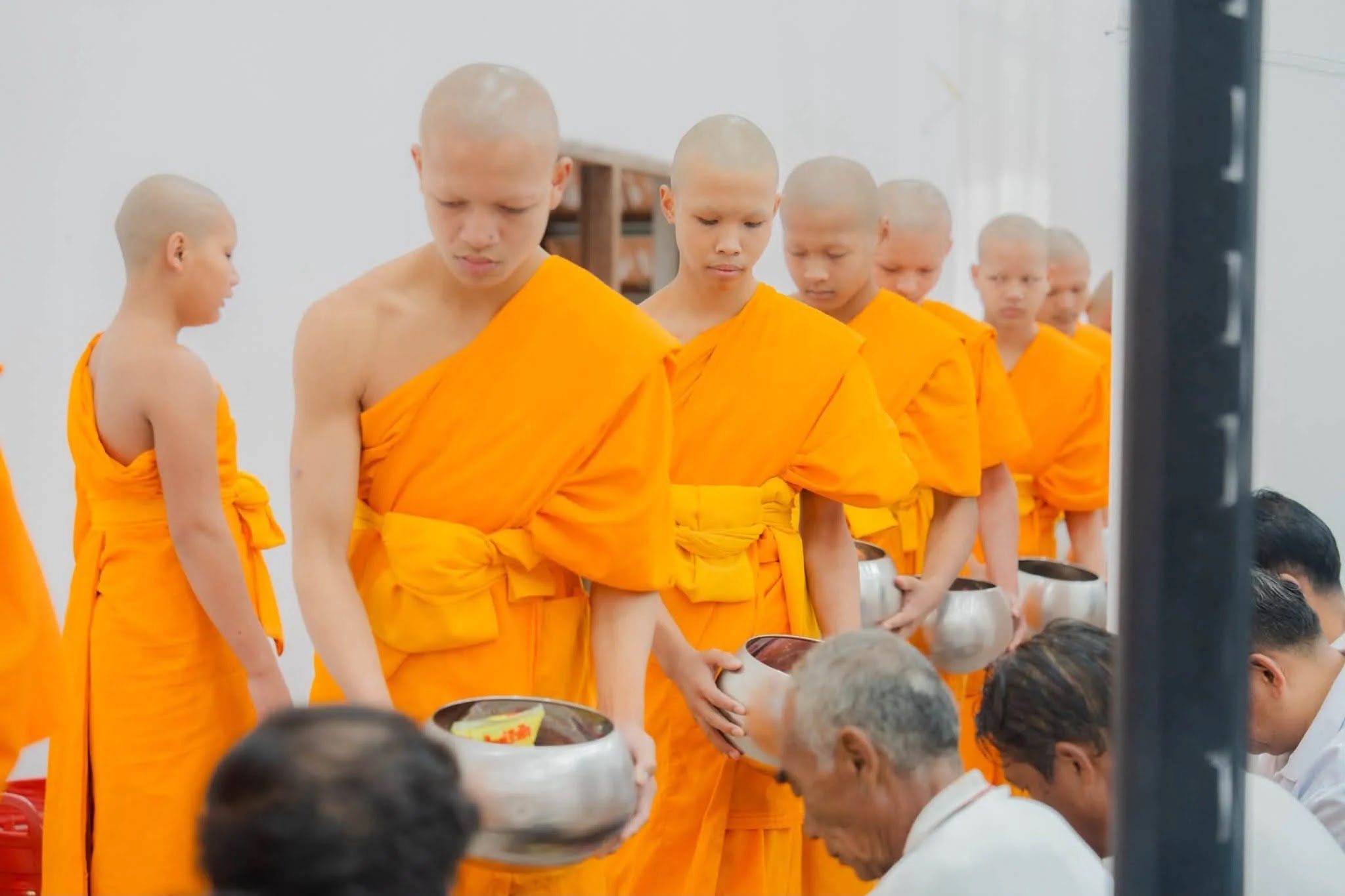 ภาพประกอบ วันอาสาฬหบูชา 2569 …. ฝนตกตั้งแต่เมื่อคืน เมื่อเช้าก็ตกหนักอีก…. คิดไปว่าศรัทธาบ้านขุนจะขึ้นวัดมาทำบุญกันยังไง…แต่ปรากฏว่า ฝนจะตกหนังยังไง ก็ไม่เป็นปัญหาอุปสรรคต่อศรัทธาความเชื่อมั