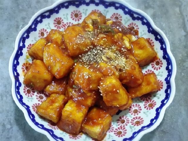 Đậu Hũ Chiên Sốt Tương Cà Và Đậu Phộng