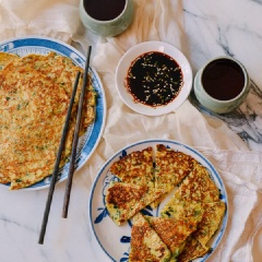 Bánh này sẽ rất ngon khi dùng nóng, bạn có thể chấm thêm nước tương để thưởng thức hết được vị thơm ngon của bánh nhé.