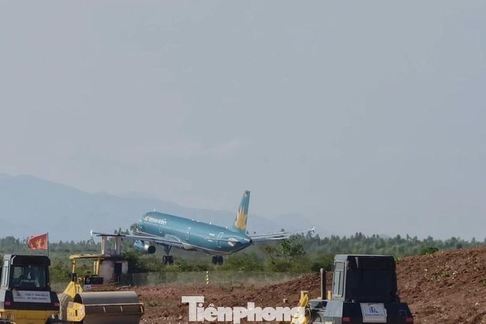 Đường băng sân bay Phù Cát hơn 3.200 tỷ thi công suốt ngày đêm - Báo Tiền Phong