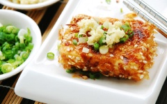 Vàng ruộm và giòn thật là giòn nhá! Đậu hũ mang hương thơm đậm đà của cá nên ăn với cơm là hợp nhất đó nha. Bạn chấm nước tương cho đúng kiểu nghen!