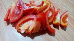 Cà chua rửa sạch bỏ cuống, bổ làm 8 phần. Khế rửa sạch cắt bỏ cuống và viền cứng trên mắt khế, cắt khế thành lát mỏng.