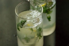 Cho xác chanh húng quế cùng đường trắng vào ly, rót nước cốt chanh vào, sau đó cho lượng soda tùy thích rồi phân phối đá viên vào đều các ly. Nếu chưa dùng ngay, bạn không cần bỏ đá, cho vào ngăn mát tủ lạnh cho mát.
