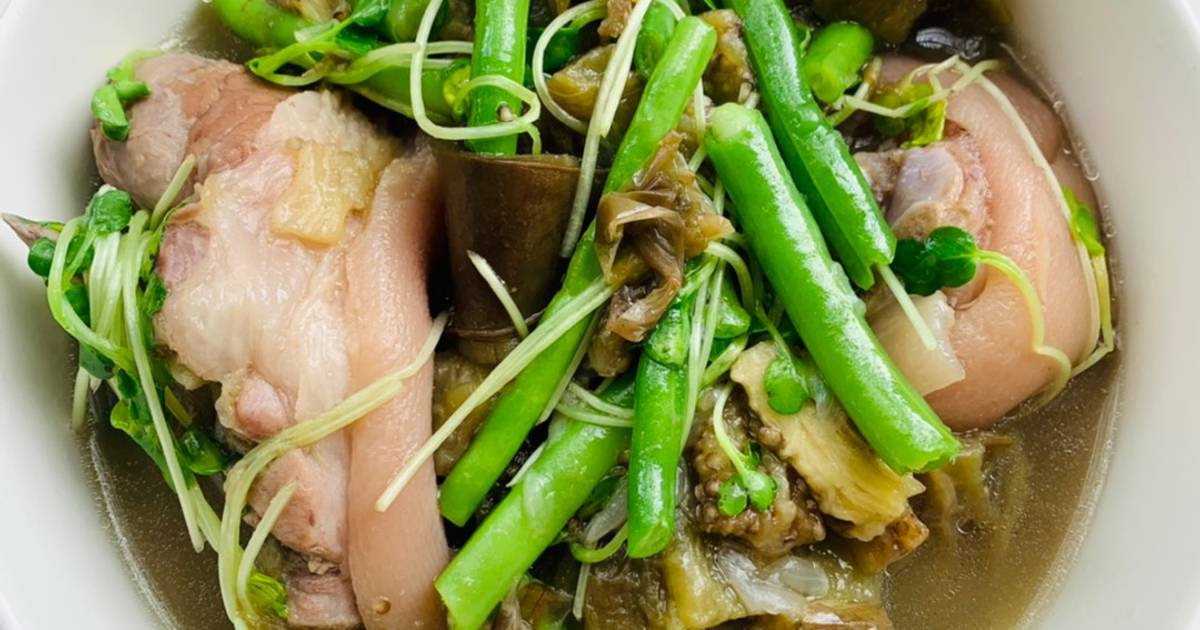 Canh chân giò hầm với cà tím, đậu ve, và rau cải mầm