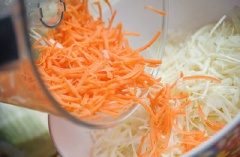 Cà rốt, gọt vỏ cắt sợi nhỏ rồi trộn đều với bắp cải.