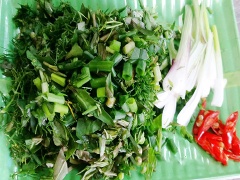 Măng cho vào nồi luộc sôi, sau đó rửa sạch lại với nước để ráo. Hành lá, rau răm, thì là thái nhỏ, ớt để nguyên quả hoặc thái lát.