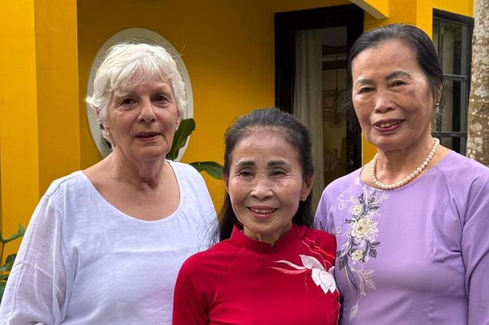 Mẹ chồng Thụy Sĩ về Việt Nam thăm nhà con dâu, bất ngờ được tặng vàng - Tạp chí Tri thức