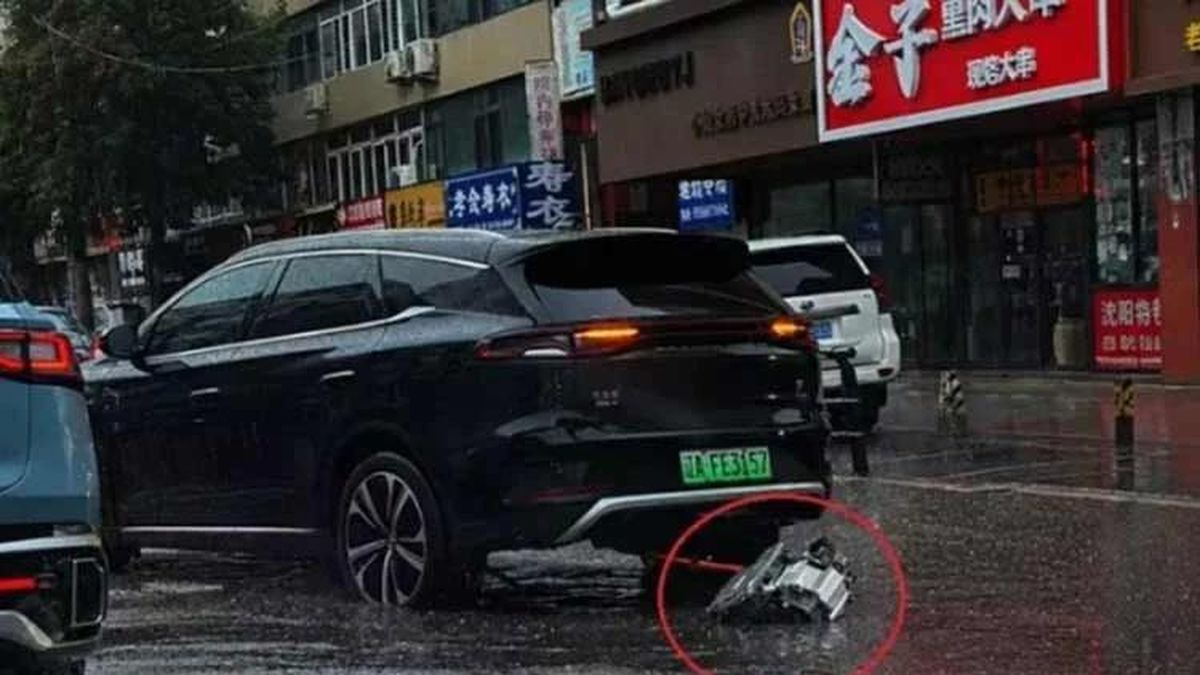 BYD Tang rơi cụm mô tơ điện giữa đường, hãng xe Trung Quốc nói gì? - Báo Tri thức &amp; Cuộc sống