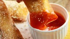 Vậy là đã hoàn thành xong bánh sandwich phô mai biến tấu từ phô mai que, ăn nóng kèm tương ớt cay cay. Vị phô mai béo ngậy dai dai sẽ khiến những đứa trẻ nhà bạn thích lắm đấy.