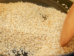 Bạn chuẩn bị chảo, để lửa vừa sau đó cho Gạo vào rang. Nhớ đảo liên tục nhé đến khi gạo chuyển sang màu vàng sữa thì đạt rồi. Đừng rang Gạo lửa quá lớn và quá vàng. Vì Gạo sẽ khét khi nấu sẽ có mùi và gạo quá vàng sữa Gạo thành phẩm sẽ có màu không đẹp.