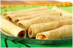 Cuộn tròn miếng bánh tráng lại, cuốn thật chắc để nhân bánh không rơi ra ngoài. Làm tương tự với số bánh và nhân còn lại.
