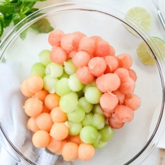 Đầu tiên, dùng muỗng tròn múc phần thịt của dưa lưới (ruột vàng và ruột trắng), dưa hấu thành những viên tròn nhỏ và để ra tô lớn. Tiếp đó, cho 1 muỗng canh mật ong, nước cốt 1/2 trái chanh vào chén, khuấy đều. Sau đó, rưới nước sốt vào tô dưa, dùng thìa trộn thật đều và nhẹ nhàng để dưa không bị bể nát, cho ra dĩa rắc lá bạc hà lên là hoàn tất.