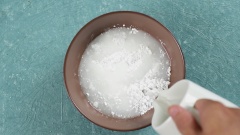 Lấy 4 quả Trứng gà đánh tan với 3gr hạt nêm, 5ml nước tương, 3gr tiêu xay, 5gr hành lá băm nhuyễn, khuấy tan đều 30gr bột gạo với 20ml nước lọc.