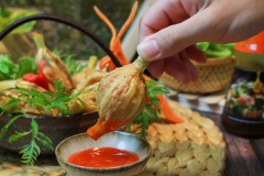 Cho chạo tôm lồng đèn ra dĩa, tỉa thêm một con tôm từ củ cà rốt, rồi trang trí thật đẹp mắt. Chạo tôm lồng đèn ăn kèm cùng tương ớt. Các công đoạn để làm ra món chạo tôm lồng đèn tuy hơi cầu kỳ nhưng thành phẩm sẽ hoàn toàn chinh phục tất cả mọi người trong gia đình. Chúc các bạn thành công với công thức của mình nhé.