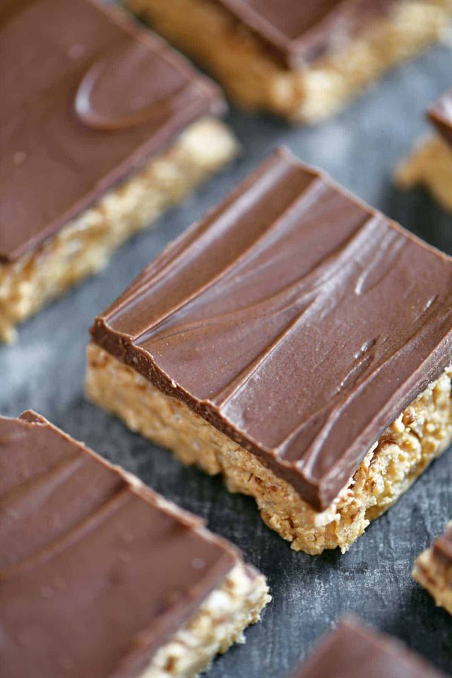 Bánh Cốm Bơ Đậu Phộng Phủ Chocolate