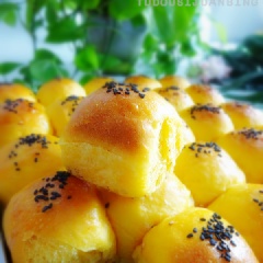 Bánh mì cà rốt nướng với những chiếc bánh nướng chín vàng thơm, dính san sát nhau trông bắt mắt. Bánh nướng mềm xốp, vị ngọt nhẹ ăn rất ngon miệng. Thích hợp dùng cho bữa sáng đơn giản của cả nhà.