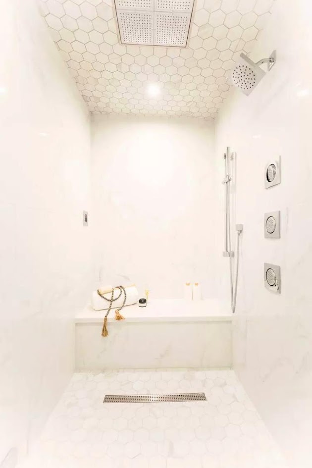 Ideas para duchas a ras de suelo totalmente blancas