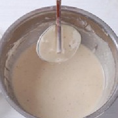 Cho bột mì vào thau cùng với 1 quả trứng, nêm muối, thêm nước vừa đủ trộn đều hỗn hợp. Sau đó nhúng từng miếng cà tím vào hỗn hợp bột.
