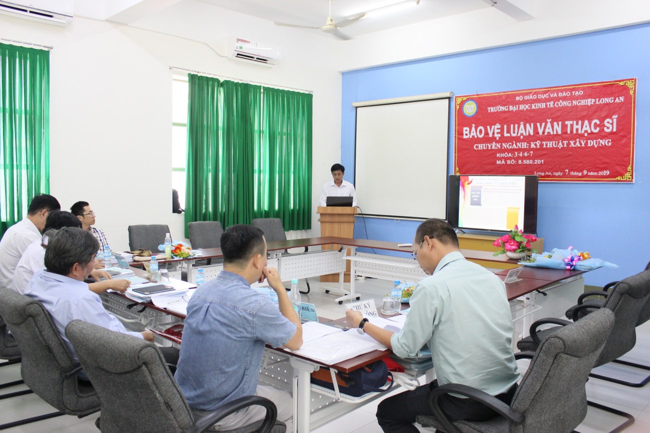 Học viên bảo vệ luận văn trước Hội đồng