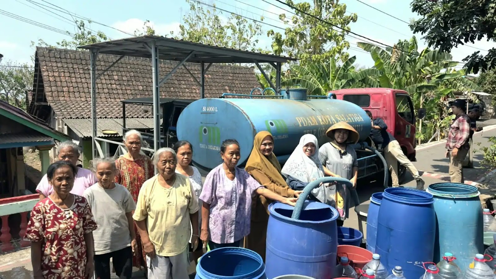 Anggota Komisi E DPRD Provinsi Jawa Tengah Hj. Ida Nurul Farida, M.Pd. (berhijab putih) membantu proses penyaluran air bersih dengan memegang selang pengisian air ke wadah warga Desa Nyemoh, Kecamatan Bringin, Kabupaten Semarang, Selasa (22/9/2026). Bantuan tersebut diberikan untuk membantu memenuhi kebutuhan air bersih masyarakat terdampak kemarau panjang.
