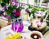 Mình có thể tạo màu cầu vồng hoặc kết hợp một số màu tự nhiên bằng cách cho các lớp màu xen kẽ rồi gói bánh lại và cán! Mình dùng trà xanh & dầu điều!