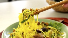 Dọn bún ra đĩa, cho một ít tiêu lên mặt. Bún được nấu với lòng heo, nghệ tươi, hẹ, ớt và gia vị, đã đem đến một món ăn vô cùng đậm đà xen kẽ vị cay nồng sẽ khiến cho bạn ăn là ghiền đấy!