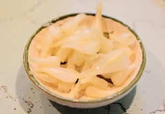 Củ kiệu tươi rửa sạch, để ráo. Nếu dùng củ kiệu ngâm dạng chua ngọt, phải rửa qua nhiều lần nước cho bớt chua, để ráo.