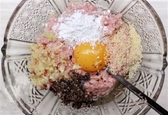 Trộn đều thịt đã xay với trứng, bột năng, tiêu, 1 muỗng cà phê hạt nêm, tỏi.
