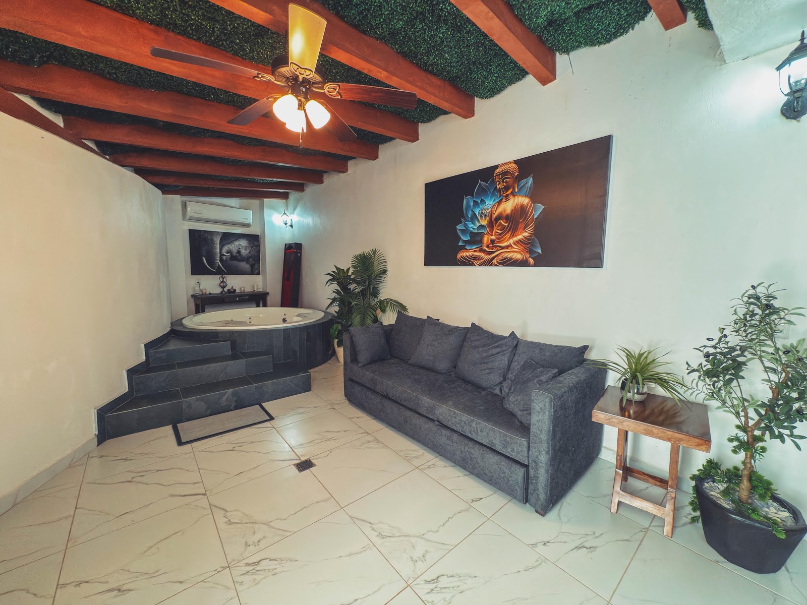 Villa Luna heated pool and jacuzzi lounge