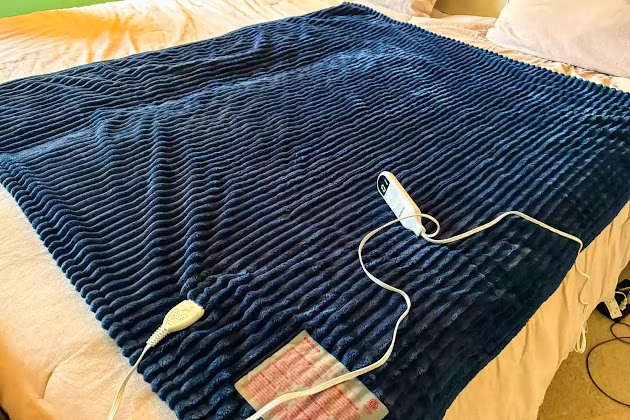 La manta térmica Bedsure sobre una cama