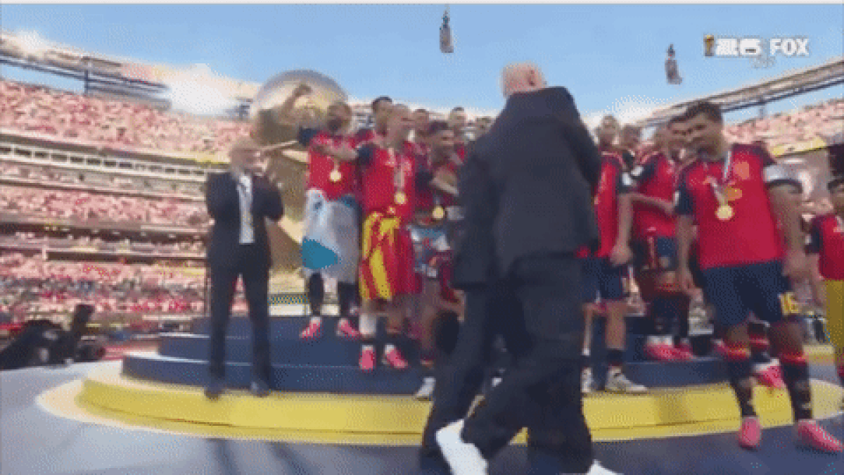 Khoảnh khắc ông Trump đích thân trao cúp vô địch World Cup cho Tây Ban Nha - Báo VietnamNet